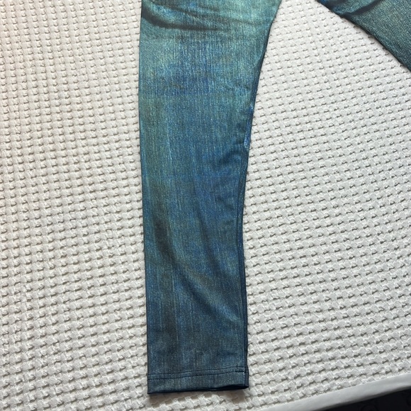 NWT Paris Angle Ripped Jean With Bedazzle Size Small - Picture 10 of 17
